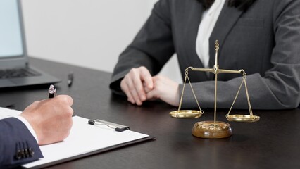 トラブルの相談を受ける弁護士の手元