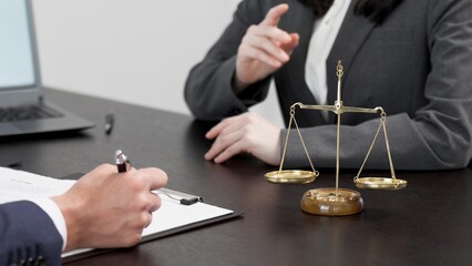 トラブルの相談を受ける弁護士の手元