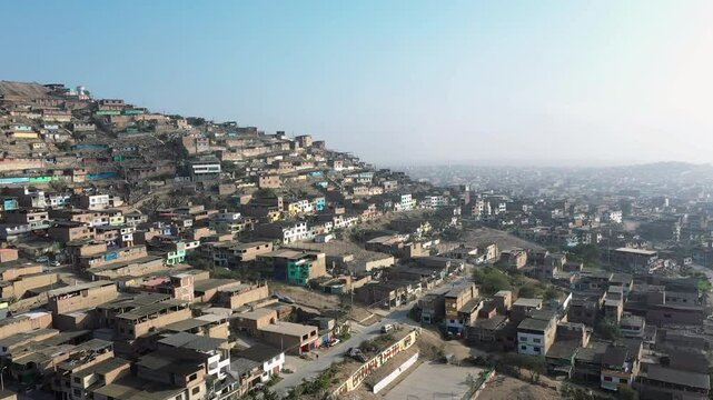 poblado pobre de bajos recursos en vuelo de drone sobre Lima, Per&uacute;. 