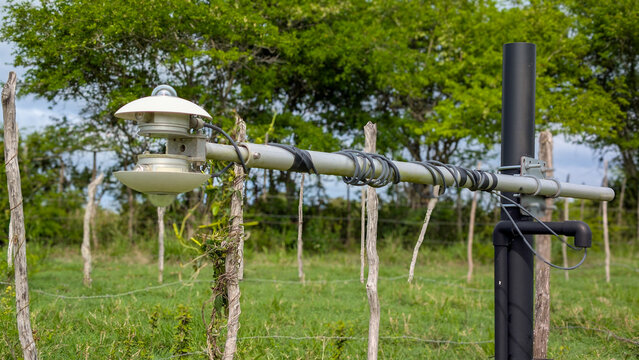 Albedo measurement system for solar pv plants resource assessment 