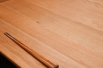 テーブルと木の箸