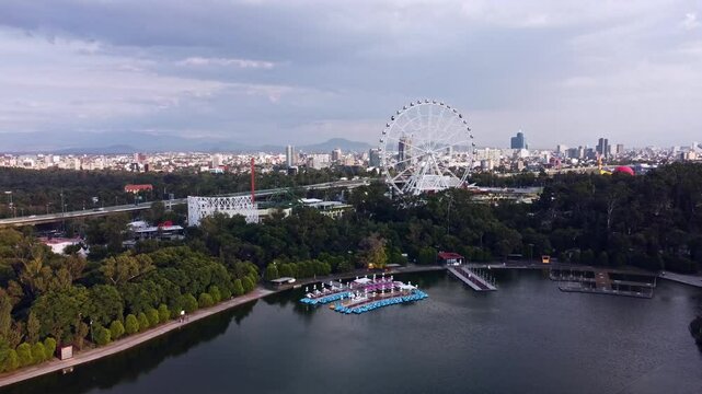 Vista a&eacute;rea de Aztl&aacute;n Parque Urbano, en en Bosque de Chapultepec en la Ciudad de M&eacute;xico