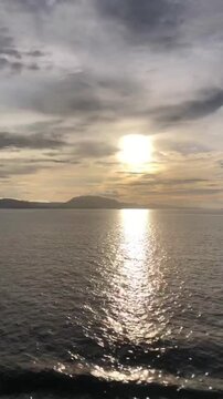 Matahari terbenam dan laut yang indah
