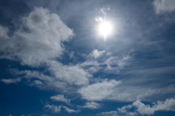 Obraz premium A bright summer day with fluffy white clouds scattered across a vivid blue sky