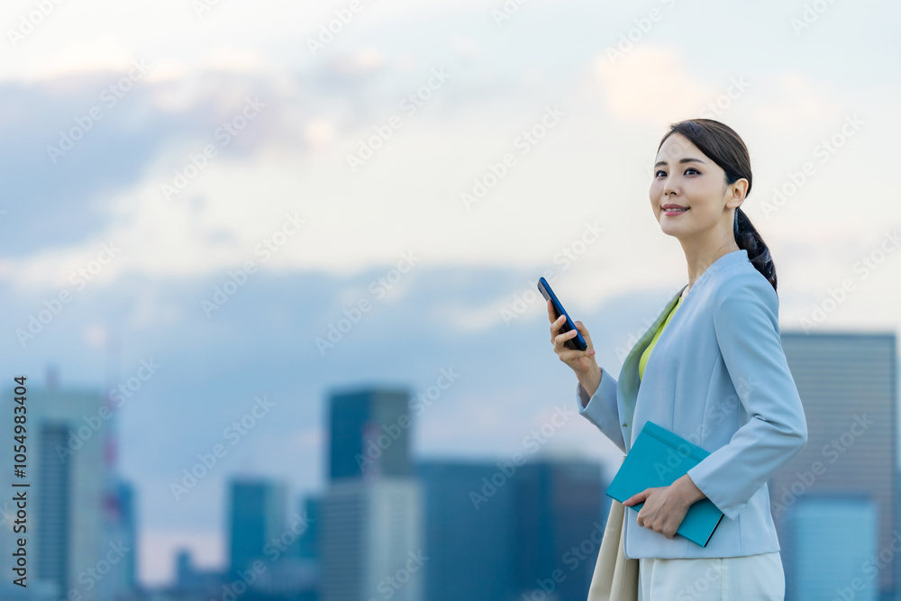 Poster スマホ、スマートフォン、女性、ビジネスウーマン、ビジネス、キャリアウーマン、モバイル、5g、都市、通信、アプリ、屋外、青空、ブルー、社会、技術、テクノロジー、エレクトロニクス、携帯電話、ソーシャルメデ