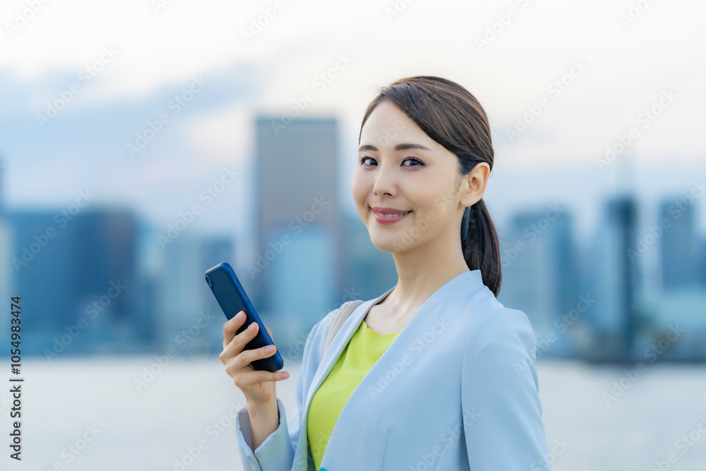 Poster スマホ、スマートフォン、女性、ビジネスウーマン、ビジネス、キャリアウーマン、モバイル、5g、都市、通信、アプリ、屋外、青空、ブルー、社会、技術、テクノロジー、エレクトロニクス、携帯電話、ソーシャルメデ