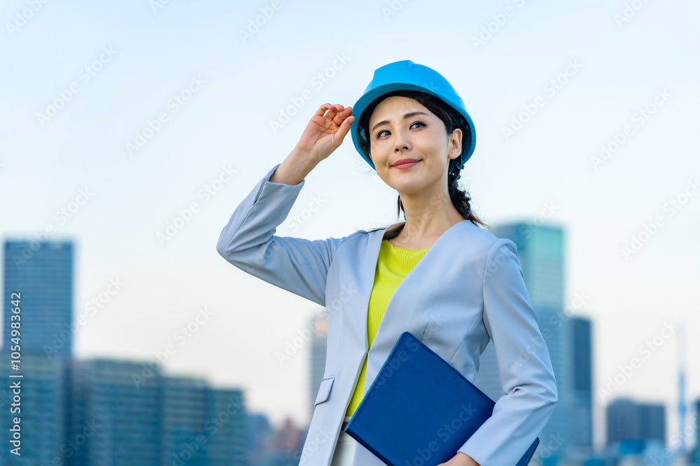 Poster 女性、建設、建築、都市、建築家、設計士、工事、設計、エンジニア、技術者、監督、職業、仕事、日本人、ヘルメット、若い、安全、プロフェショナル、専門家、エキスパート、スペシャリスト、コピースペース、ビジネ