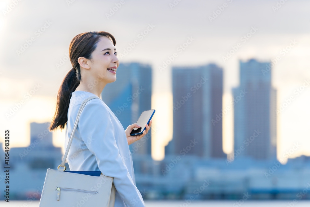 Poster スマホ、スマートフォン、女性、ビジネスウーマン、ビジネス、キャリアウーマン、モバイル、5g、都市、通信、アプリ、屋外、青空、ブルー、社会、技術、テクノロジー、エレクトロニクス、携帯電話、ソーシャルメデ