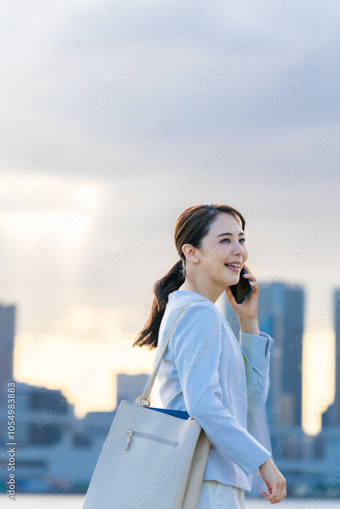 Poster スマホ、スマートフォン、女性、ビジネスウーマン、ビジネス、キャリアウーマン、モバイル、5g、都市、通信、アプリ、屋外、青空、ブルー、社会、技術、テクノロジー、エレクトロニクス、携帯電話、ソーシャルメデ