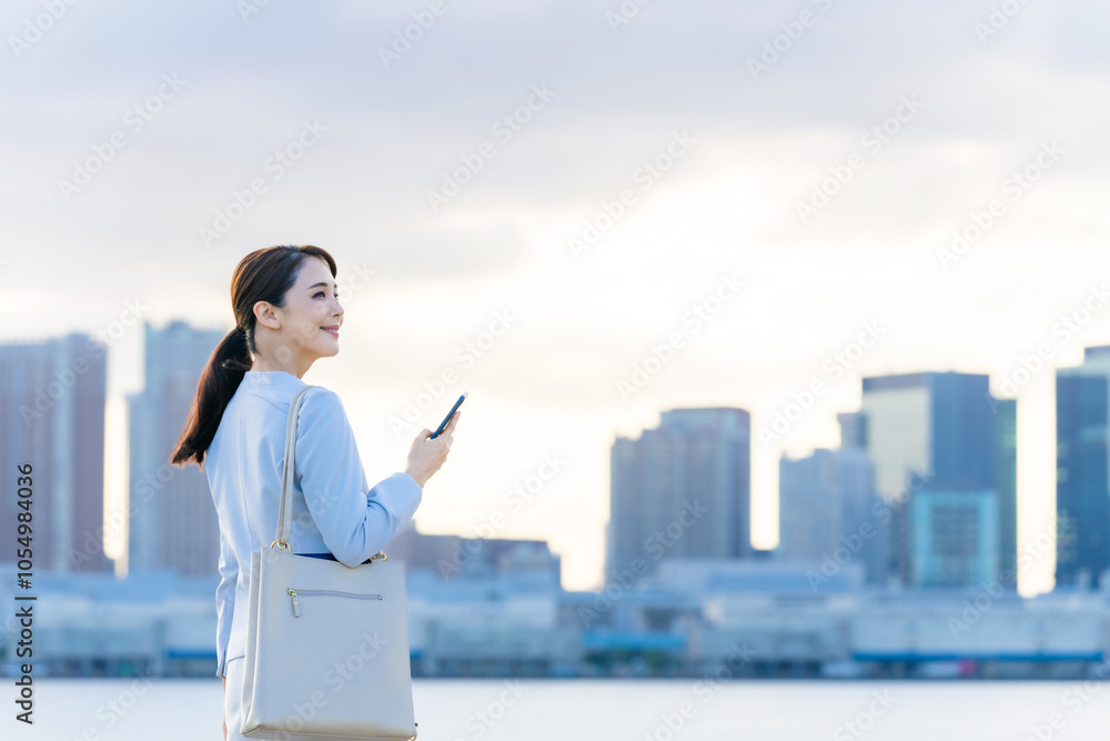 Poster スマホ、スマートフォン、女性、ビジネスウーマン、ビジネス、キャリアウーマン、モバイル、5g、都市、通信、アプリ、屋外、青空、ブルー、社会、技術、テクノロジー、エレクトロニクス、携帯電話、ソーシャルメデ