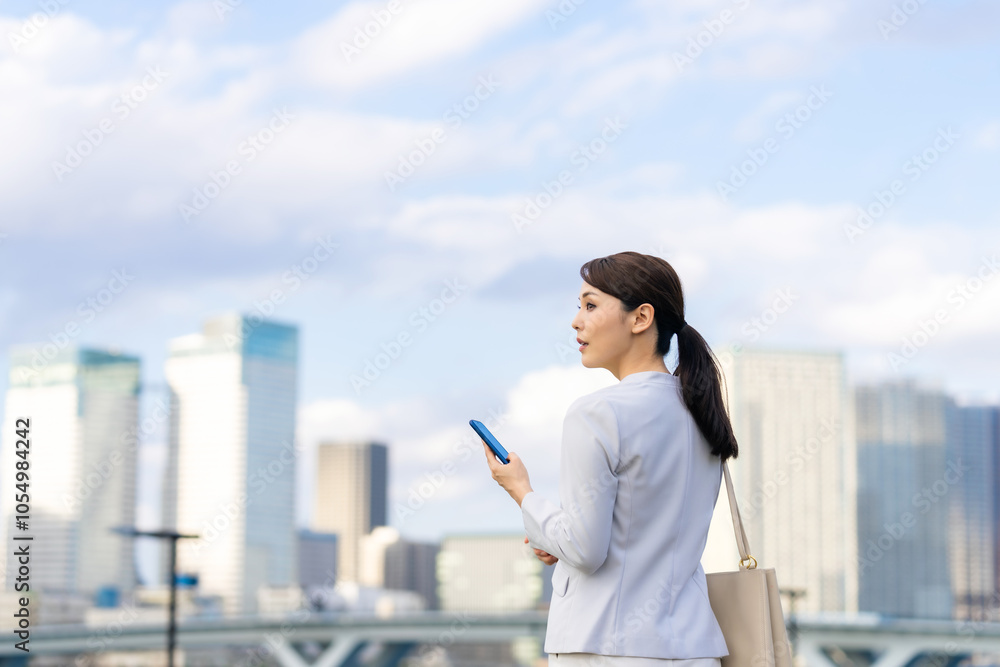 Poster スマホ、スマートフォン、女性、日本人、ビジネスウーマン、ビジネス、キャリアウーマン、モバイル、5g、都市、通信、アプリ、屋外、青空、ブルー、社会、技術、テクノロジー、携帯電話、ソーシャルメディア、ソー