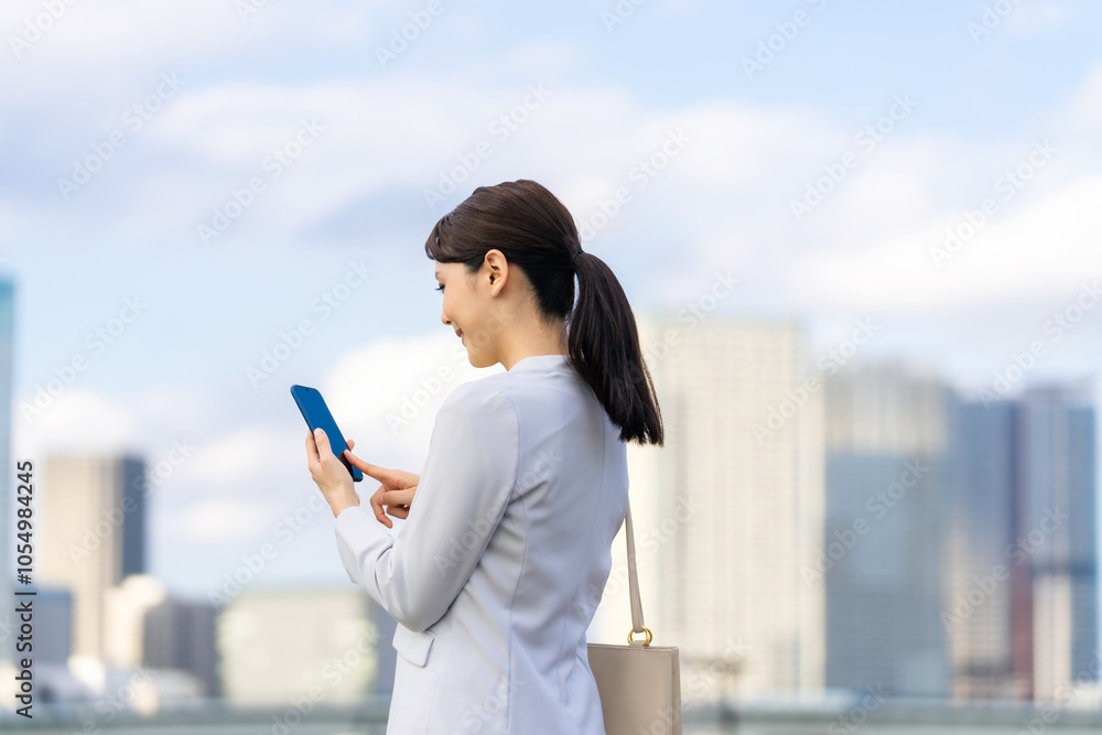 Poster スマホ、スマートフォン、日本人、女性、ビジネスウーマン、ビジネス、キャリアウーマン、モバイル、5g、都市、通信、アプリ、屋外、青空、ブルー、社会、技術、テクノロジー、携帯電話、ソーシャルメディア、ソー