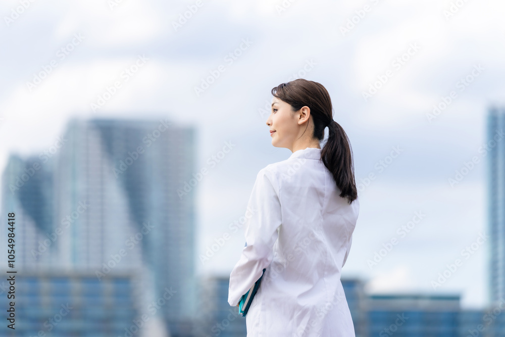 Poster 女性、白衣、医師、後ろ姿、科学者、都市、学生、研究者、研究、科学、展望、眺める、見る、背中、ビル群、社会、都会、病院、医療、医療従事者、エッセンシャルワーカー、メディカル、ヘルスケア、栄養士、青空、明