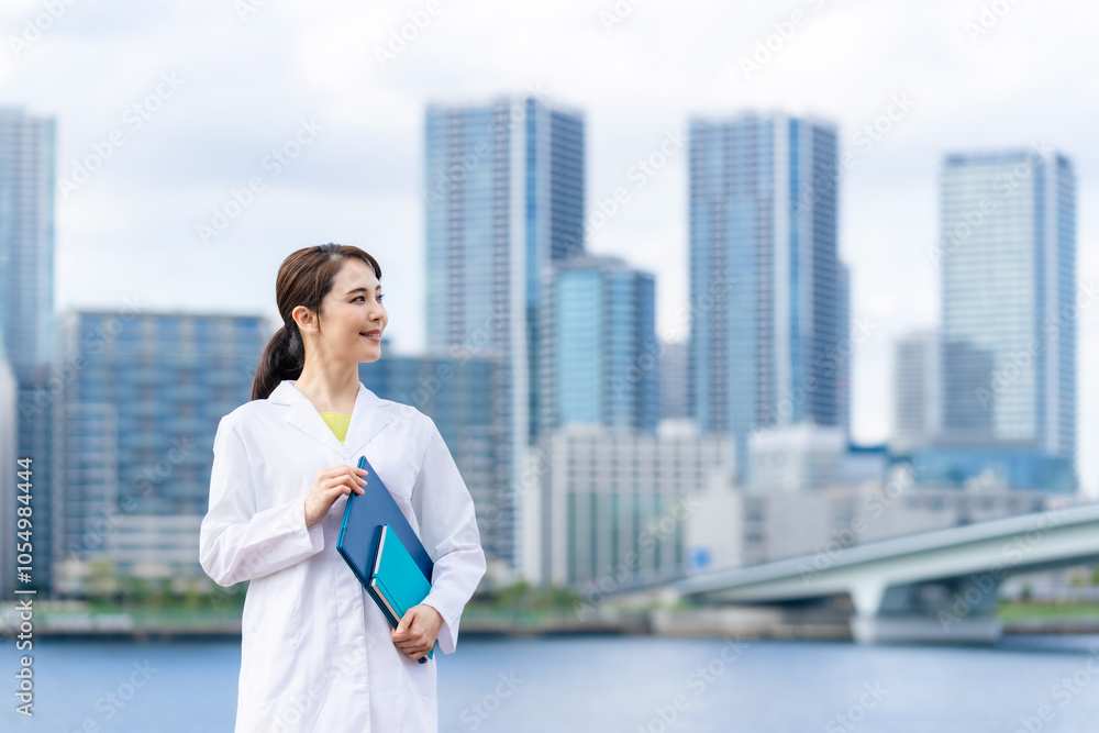 Poster 女性、笑顔、医師、日本人、白衣、科学者、医療、メディカル、病院、研究、理系、リケジョ、都市、ビル、社会、成長、コピースペース、青空、若い、研修医、就職、転職、仕事、プロフェッショナル、エンジニア、専門