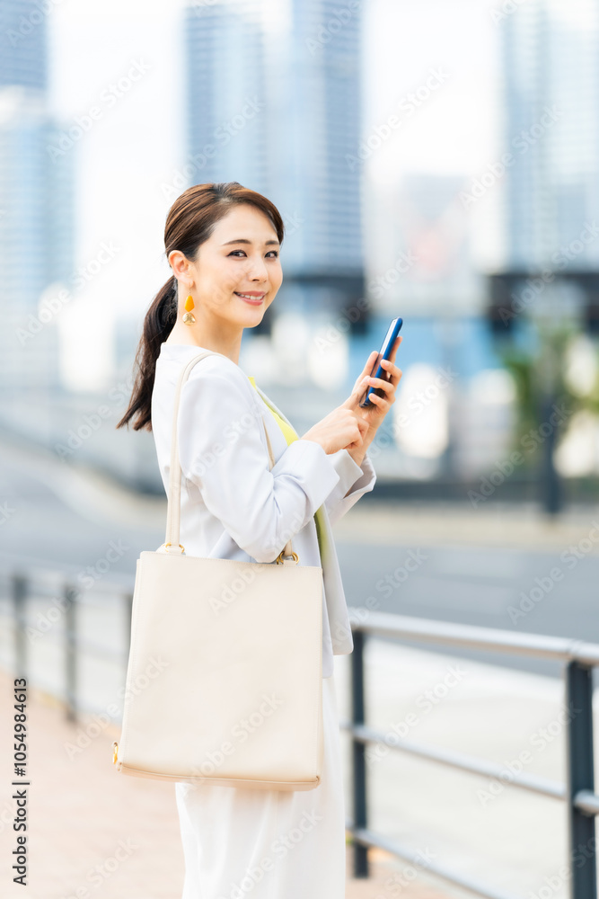 Poster スマホ、スマートフォン、女性、ビジネスウーマン、ビジネス、キャリアウーマン、モバイル、5g、都市、通信、アプリ、屋外、社会、技術、テクノロジー、携帯電話、ソーシャルメディア、ソーシャルネットワーク、s