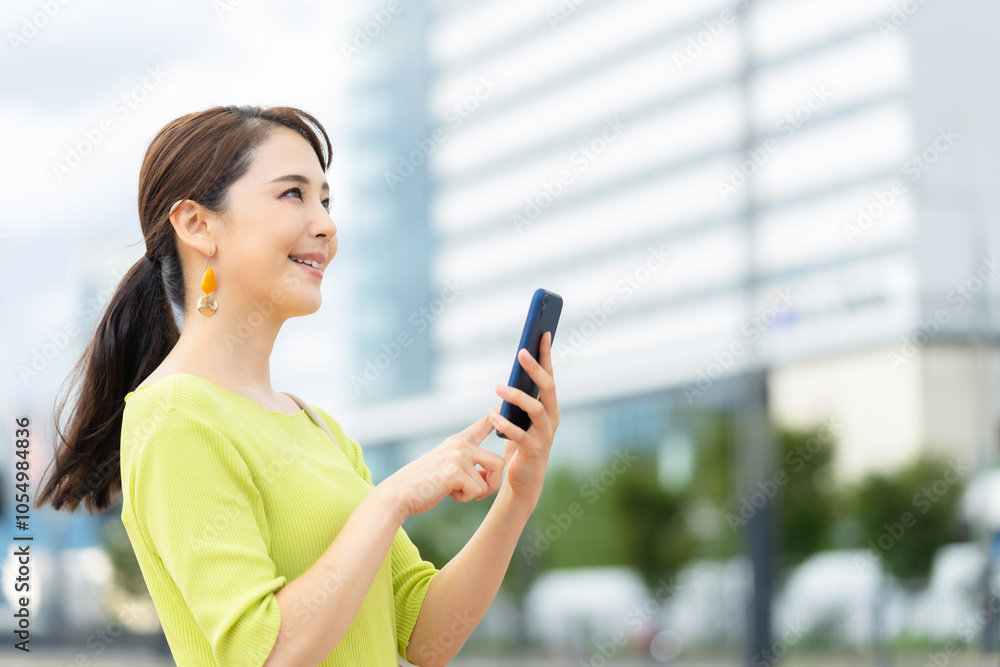 Poster スマホ、スマートフォン、女性、ビジネスウーマン、ビジネス、キャリアウーマン、モバイル、5g、都市、通信、アプリ、屋外、社会、技術、テクノロジー、携帯電話、ソーシャルメディア、ソーシャルネットワーク、s