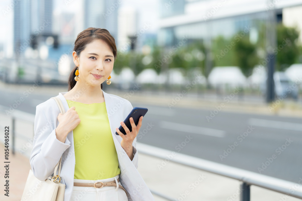 Poster スマホ、スマートフォン、女性、ビジネスウーマン、ビジネス、キャリアウーマン、モバイル、5g、都市、通信、アプリ、屋外、社会、技術、テクノロジー、携帯電話、ソーシャルメディア、ソーシャルネットワーク、s