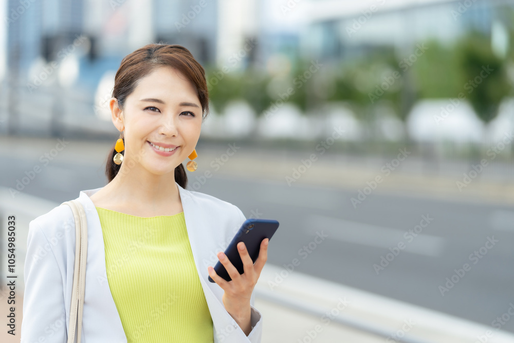 Poster スマホ、スマートフォン、女性、ビジネスウーマン、ビジネス、キャリアウーマン、モバイル、5g、都市、通信、アプリ、屋外、社会、技術、テクノロジー、携帯電話、ソーシャルメディア、ソーシャルネットワーク、s