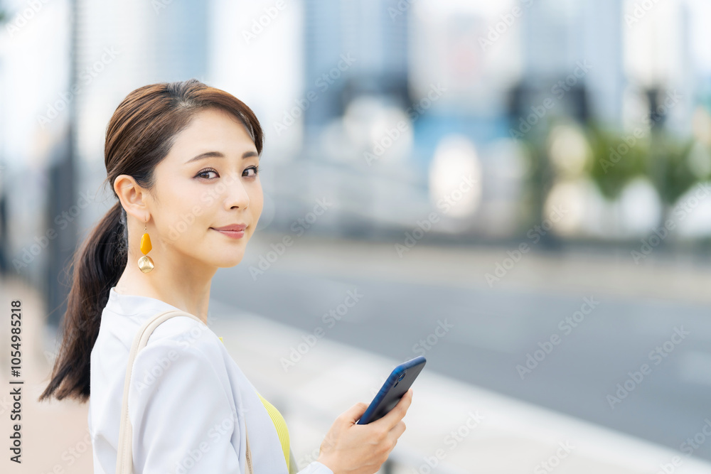 Poster スマホ、スマートフォン、アプリ、女性、ビジネス、sns、キャリアウーマン、都市、通信、振り向く、屋外、ビジネスパーソン、ビジネスウーマン、モバイル、社会、技術、テクノロジー、携帯電話、ソーシャルメディ