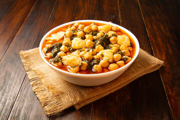 Garbanzos con bacalao y espinacas