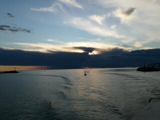 Boje im Meer bei Sonnenuntergang