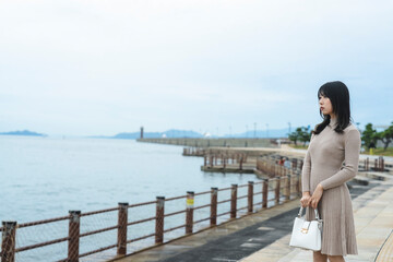 海にいる女性