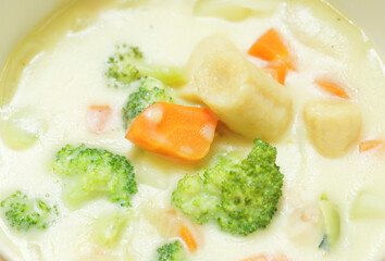 Delicious and warm cream stew prepared with lots of milk and vegetables as ingredients.