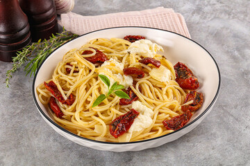 Italian spaghetti with stracciatella and tomato