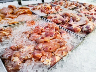 Fresh chickens displayed on ice in a supermarket. Perfect for roasting or grilling, ensures quality and freshness. Ideal for advertising, menus, or culinary blogs, highlighting premium meat