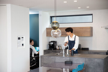 男性が料理する日本人の若いカップル © kazoka303030