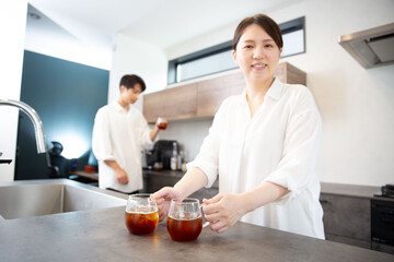 自宅カフェ　アイスコーヒー　日本人カップル
