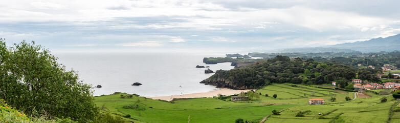 Obraz premium Picturesque panorama of Niembru village and the Toranda beach at the Atlantic coast of Asturias, Spain