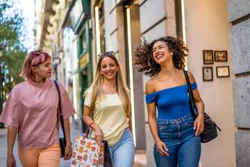 Friends enjoying day shopping at the city