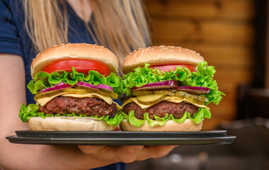 Cheeseburgeer wołowina z serem w bułce z sezamem © Paweł Kacperek