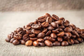 Naklejka premium Minimalist Coffee Beans Composition in Natural Light - Artistic Still Life Featuring Raw Coffee Beans, Simple Background, and Elegant Textures for Coffee Lovers and Aesthetics