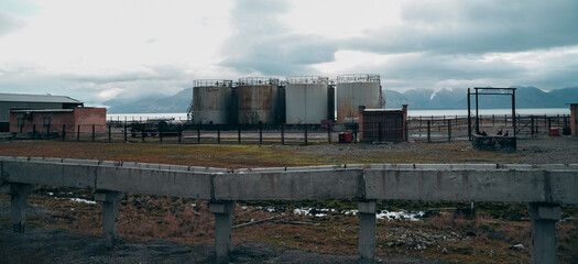 Obraz premium Abandoned structures in Pyramiden Svalbard against a cloudy Arctic background