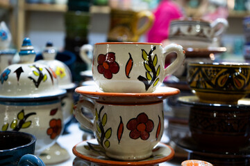 Tasse artisanale en poterie blanche avec fleurs rouges