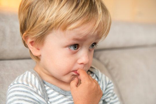 portrait d'un enfant timide, &agrave; la maison