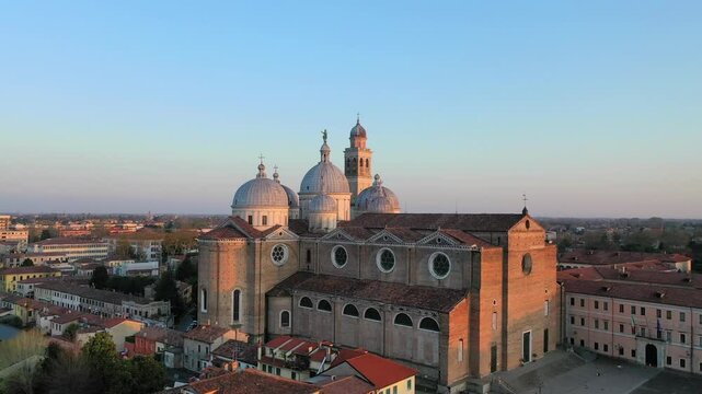 Padova, vista aerea della citt&agrave;. Italia.
Le cupole della abbazia di Santa Giusta a Padova, Citta del veneto.