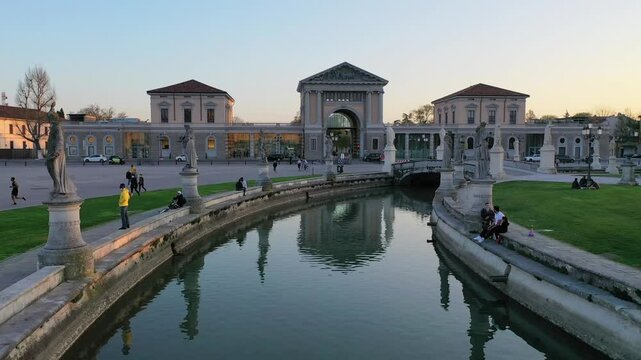 Prato della Valle, la piazza principale di Padova, Italia.
Vista della piazza con fontane, ruscello e giardino di Padova, citta del veneto. Nord Italia.
