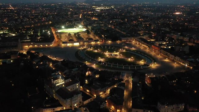 Prato della Valle, la piazza principale di Padova, Italia.
Vista della piazza con fontane, ruscello e giardino di Padova, citta del veneto. Nord Italia.
