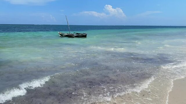 KEN_Waves_Boat_Garawa_Kenia_Ukunda_DianiBeach_2022_005_1080p_12sec_OTon.mp4
