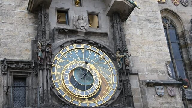 Prague, R&eacute;publique tch&egrave;que, 11 d&eacute;cembre 2015 : Horloge astronomique de Prague et Tour situ&eacute;es place de la vieille ville