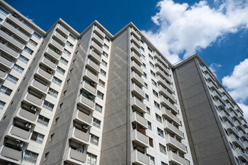 下から見上げるマンションビル