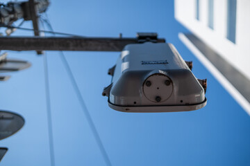 真下から見上げた歩行者用信号機