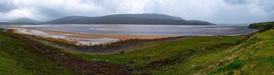Panoramaaufnahme des Kyle of Durness bei Ebbe, Sandb&auml;nke erheben sich aus dem Meer, dunklen Wolken erzeugen eine mystische Stimmung, Berge im Hintergrund