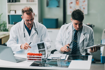 Obraz premium Group of medical practitioners working together and analyzing medical scan in the hospital