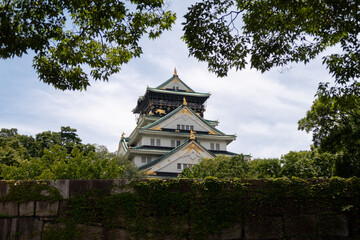 Fototapeta premium Full outdoor shot of Osaka Castle in Japan