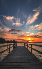 Naklejka premium Sonnenuntergang am see im Sommer