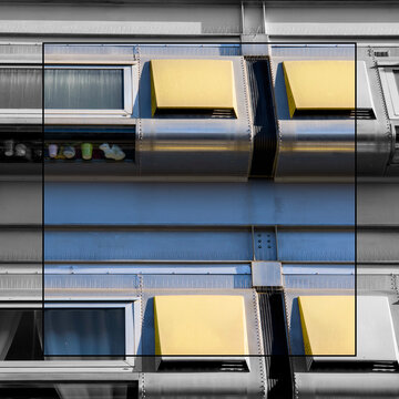 Cornice bianco e nero con interno foto a colori di edificio moderno